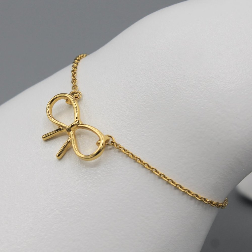 Dainty adorable small bow bracelet gold tone - Picture 2 of 6
